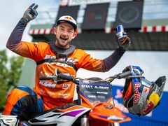 Skok Luca Ackermanna z kamionu na kamion