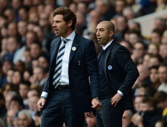 Manažer Chelsea Roberto di Matteo a jeho soupeř z Tottenhamu Andre Villas-Boas v utkání Premier League 2012/13.