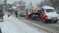 Potíže měla v Praze i hromadná doprava. Kvůli nehodě osobního vozu musely autobusy v Malešicích čekat v kolonách.