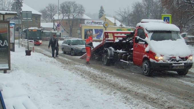 Potíže měla v Praze i hromadná doprava. Kvůli nehodě osobního vozu musely autobusy v Malešicích čekat v kolonách.