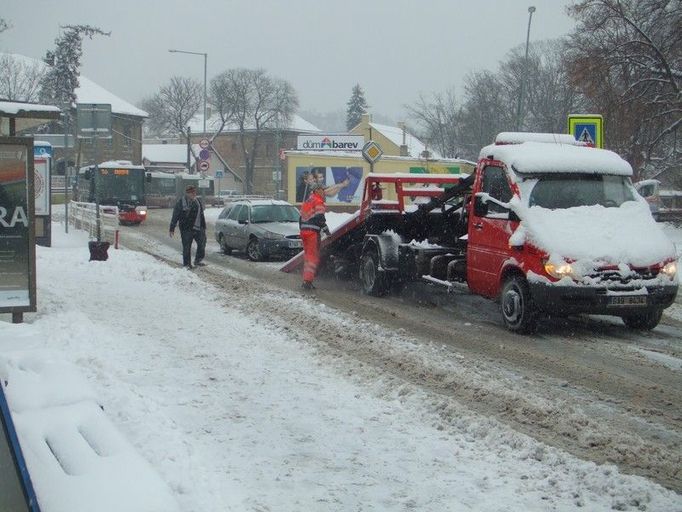 Potíže měla v Praze i hromadná doprava. Kvůli nehodě osobního vozu musely autobusy v Malešicích čekat v kolonách.