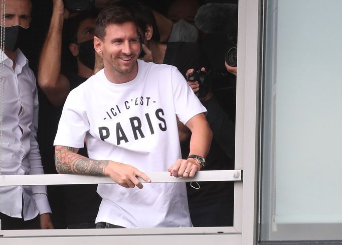 Messi zdraví fanoušky na letišti v Paříži