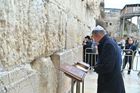 V doprovodu ochranky vstoupil do jeruzalémského Starého Města, které je rozděleno do čtyř čtvrtí: židovské, křesťanské, muslimské a arménské.