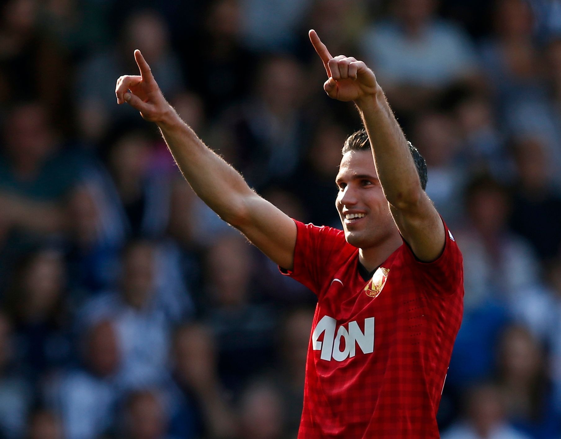 Robin van Persie slaví gól v zápase West Bromwich - Manchester United