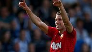 Ještě v pondělí ho však mohou dohnat hráči Manchesteru United a Chelsea, které čeká dohrávka druhého kola. A třeba Robin van persie (na snímku) hned v prvním zápase sezony Swansea nastřílel dvě branky.