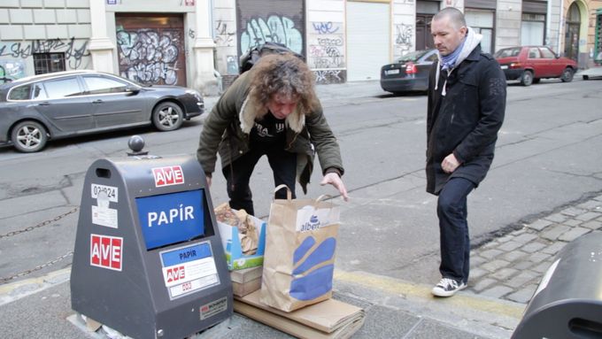 Martin Veselovský na zvláštní prohlídce hlavním městem - jeho průvodcem je Jan Badalec, který žil mnoho let na ulici a nyní se snaží zprostředkovat zájemcům, jak vidí Prahu bezdomovci.