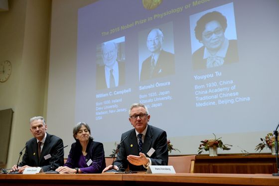 Členové Nobelova výboru na tiskové konferenci po oznámení laureátů ceny za fyziologii a lékařství