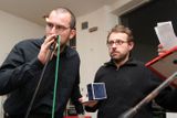 Tomáš Baldýnský (vpravo) využil příležitosti, kdy měl předat cenu za nejlepší bulvární internetový magazín. Vyhrál Super.cz, jemuž cenu ukradl.