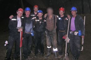 Záchranáři ukázali, jak vyhrabali zasypaného dělníka z tunelu Blanka