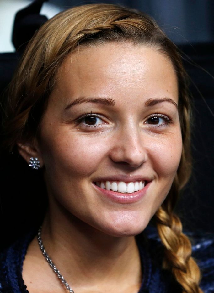 Srbská přítelkyně tenisty Novaka Djokoviče Jelena Rističová sleduje utkání se na Turnaji mistrů 2012.