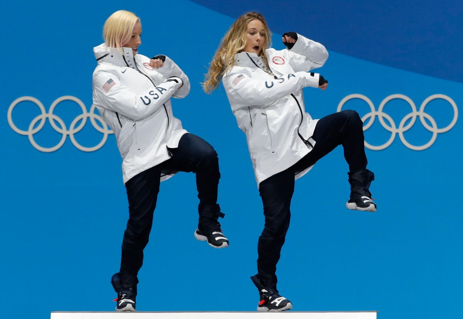 Olympijské vítězky v týmovém sprintu Kikkan Randallová a Jessica Digginsová tančí