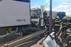 Hromadná nehoda kamionů zablokovala Kbelskou ulici, doprava v metropoli kolabovala