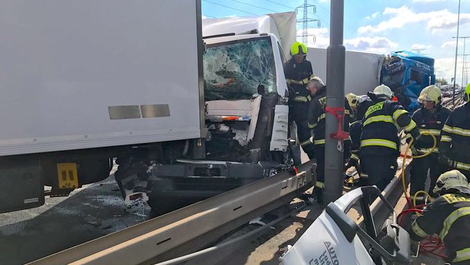 Hromadná nehoda kamionů zablokovala Kbelskou ulici, doprava v metropoli kolabuje