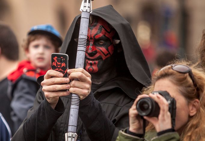 Do davu turistů se vmísil i Darth Maul.