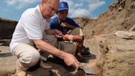 Sám premiér poté, co se vynořil z moře u Tamanského poloostrova i s antickým nádobím v rukou, tvrdil, že amfory na něj čekaly na dně už od 6. století.