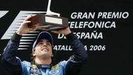 Fernando Alonso s trofejí pro vítěze Velké ceny Španělska.
