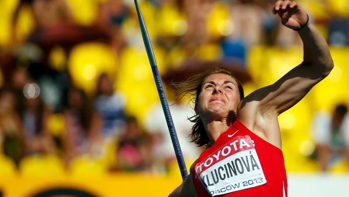 Eliška Klučinová po hodu oštěpem klesla na osmé místo a za svým rekordem zaostává o čtyři body. Večer ji pak čeká závěrečná disciplína sedmiboje, běh na 800 metrů.