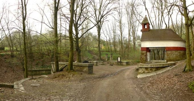 Na místě dnešní studánky a kapličky na Lesné přebýval poustevník a voda z pramene prý měla zázračné schopnosti. Velká procesí lidu si zde vyprosila konec morové epidemie, která zachvátila Brno v 19. století; na počest této události se každoročně koná pouť vždy v neděli nejbližší datu 13. června. Studánka s kapličkou dodnes vytváří velmi romantické a zároveň dobře přístupné místo. (Autor: Adam Nehudek)