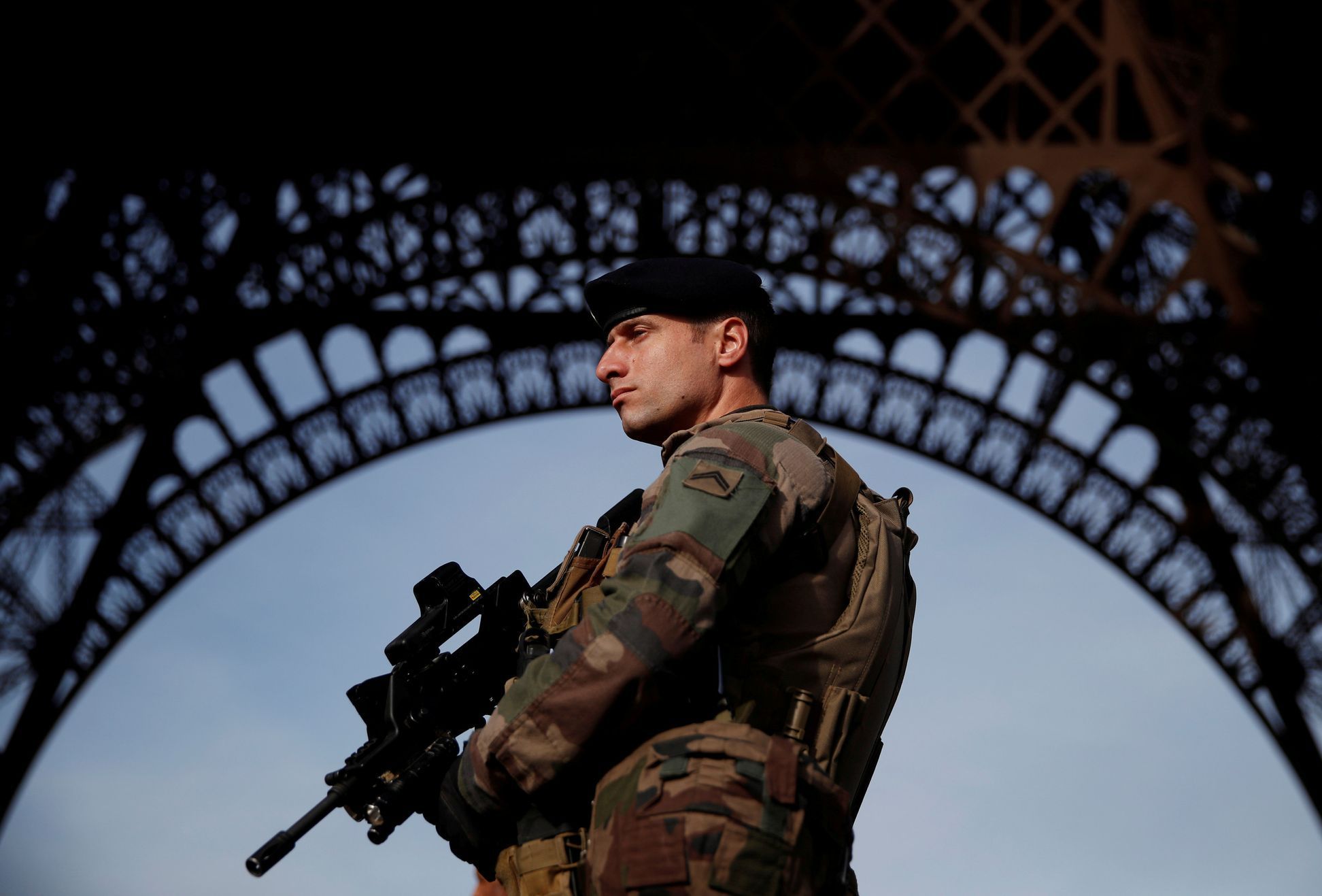 Voják u Eiffelovy věže.