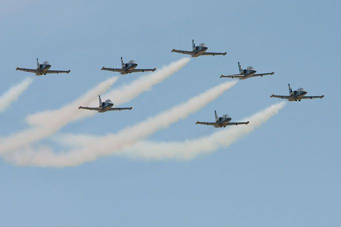 7x L-39 Albatros - Breitling Jet Team (Francie) – jediný civilní akrobatický team létající na proudových letadlech