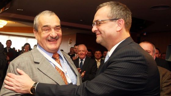 Před založením TOP 09 byl Miroslav Kalousek mimo jiné předsedou KDU-ČSL, Karel Schwarzenberg měl blízko ke Straně zelených, i když jejím členem nebyl.