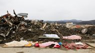 Všudypřítomná smrt. Těla těch, kteří úder tsunami nepřežili.