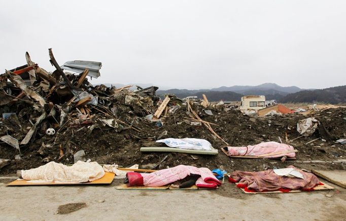 Těla těch, kteří úder tsunami nepřežili.