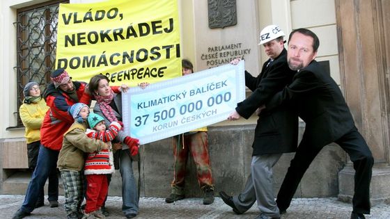 Greenpeace před parlamentem: <br>Vláda podporuje znečišťovatele ovzduší!