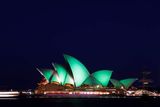 Opera v Sydney se na jeden den oděla do slavnostního zeleného hávu. Do zelena bylo nasvíceno také londýnského oko, CN Tower v Torontu nebo Empire State Building v New Yorku.