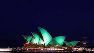 Opera v Sydney se na jeden den oděla do slavnostního zeleného hávu. Do zelena bylo nasvíceno také londýnského oko, CN Tower v Torontu nebo Empire State Building v New Yorku.