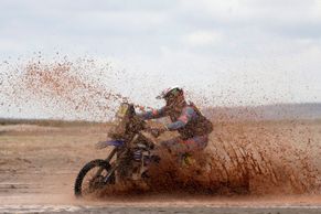 50 nej fotografií z Rallye Dakar: bahno až za ušima, baladické oči i velké emoce
