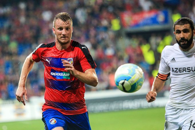 Viktoria Plzeň - FK Karabach, 3. předkolo Ligy mistrů 2016/17. Michal Krmenčík a kapitán Karabachu Sadiqov