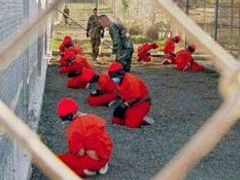 Základna na Guantánamu, kde jsou vězneni stovky členů Al-Káidy a Talibanu.