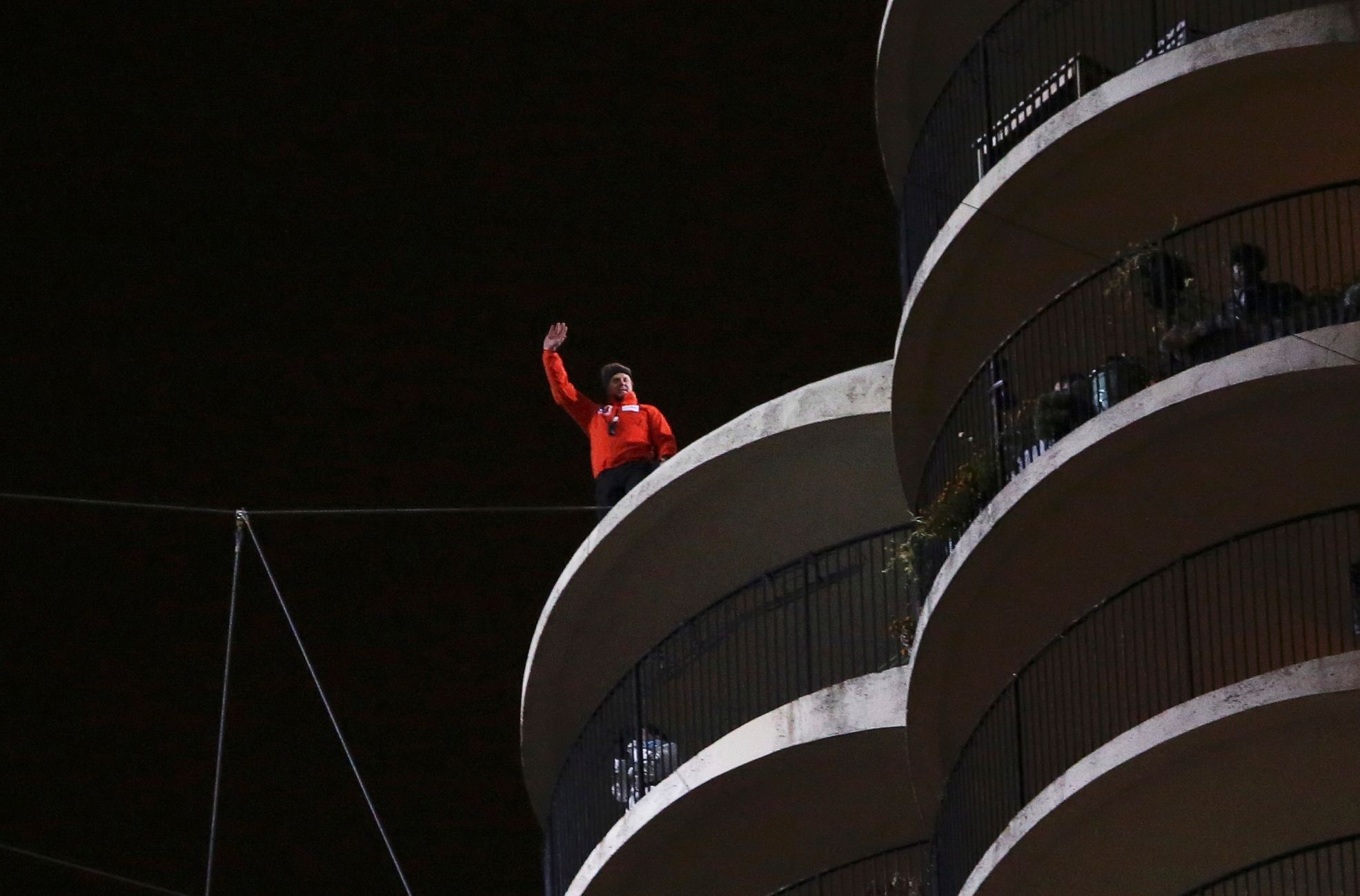 Provazochodec Nik Wallenda přešel v Chicagu po laně mezi mrakodrapy ve 150 metrech poslepu a bez jištění