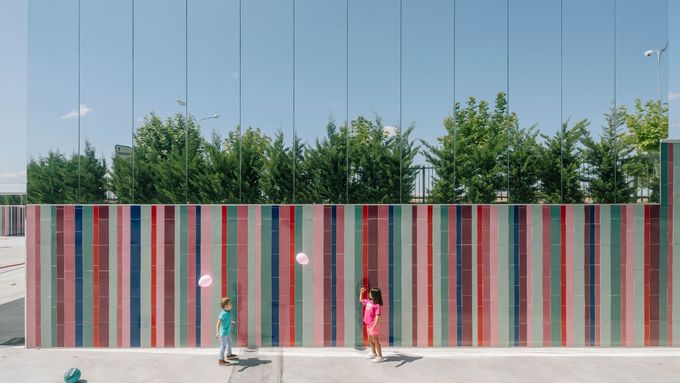 Téměř neviditelná škola. Španělští architekti obložili první patro zrcadly
