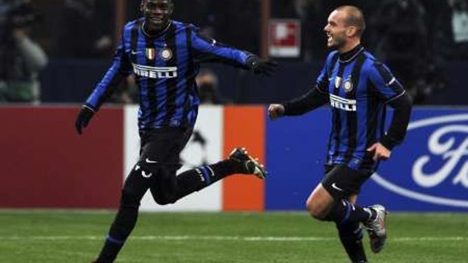 Mario Ballotelli se raduje z gólu Interu Milán.