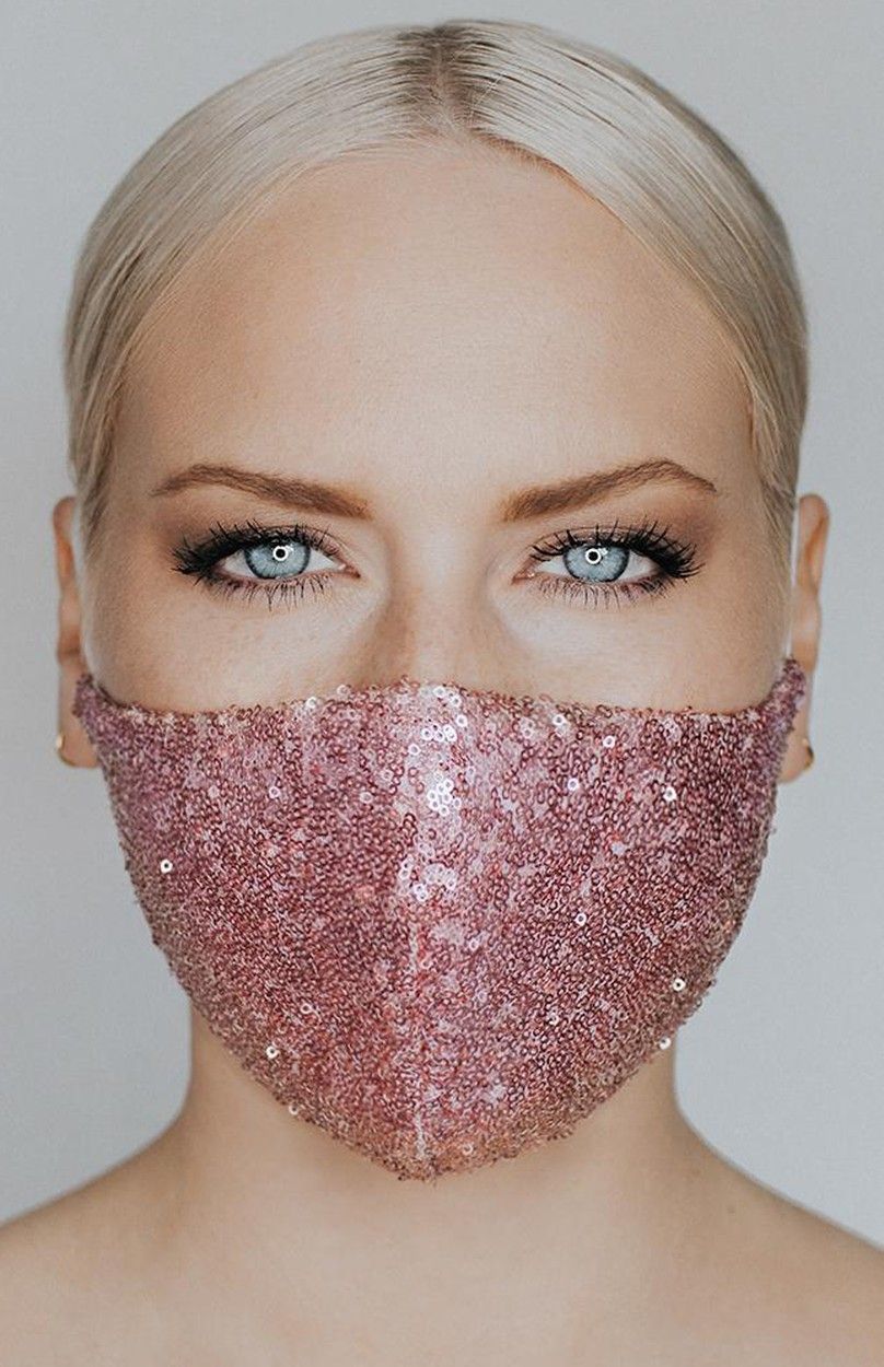 Dámy, buďte stylové i s rouškou: Designérka představila nové módní kousky