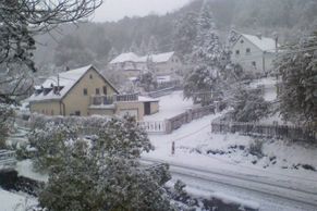 Česko zasypal první sníh. Podívejte