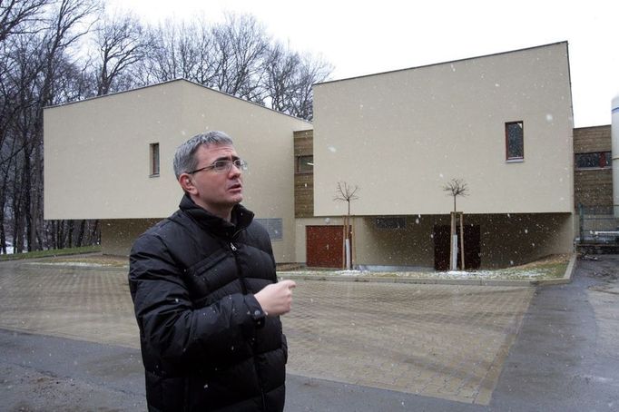 Profesor Luděk Červenka ukazuje nový pavilón pro experimentální medicínu.