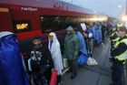 Migranti závodí, kdo bude dřív v Německu. Zastavte to, vyzval rakouský kancléř Merkelovou