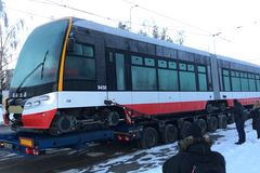 Stály 19 miliard, dodávaly se 10 let. Poslední tramvaj z obří zakázky už brázdí Prahu