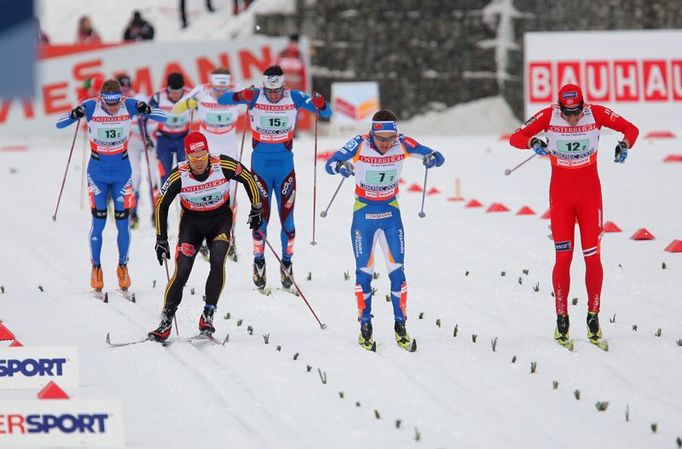 Finiš mužského sprintu dvojic. Axel Teichmann z Německa (vlevo) přejíždí do volné stopy a útočí na stříbrnou medaili.