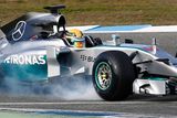 Jinak ale mohli být u Mercedesu s testování nového vozu spokojeni. A to i přes to, že Lewis Hamilton hned první den boural.