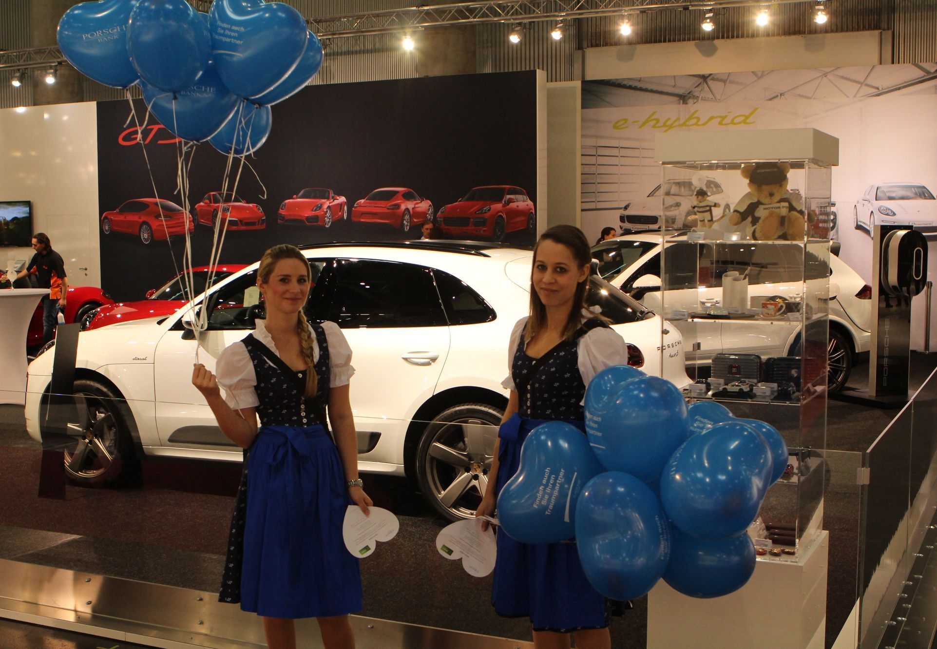 Autosalon Víďeň - slečny Porsche