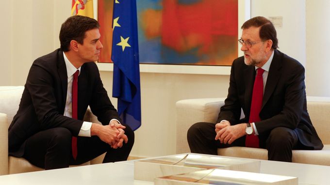 Španělský premiér Mariano Rajoy a lídr socialistů Pedro Sanchez.