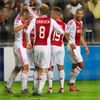 Fotbalisté Ajaxu Amsterdam slaví gól v utkání proti Manchesteru City během základních skupin Ligy mistrů 2012/13.