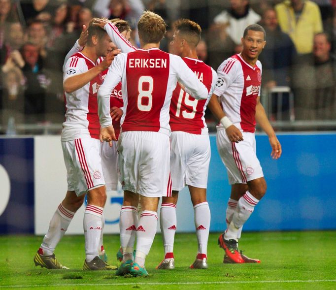 Fotbalisté Ajaxu Amsterdam slaví gól v utkání proti Manchesteru City během základních skupin Ligy mistrů 2012/13.