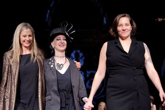 Herečka Mira Sorvino, zakladatelka Cancerland Champagne Joy a designérka Dana Donofree na přehlídce.