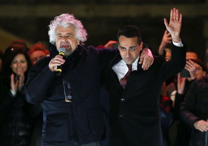 Starý a nový šéf Hnutí pěti hvězd - Beppe Grillo a Luigi Di Maio