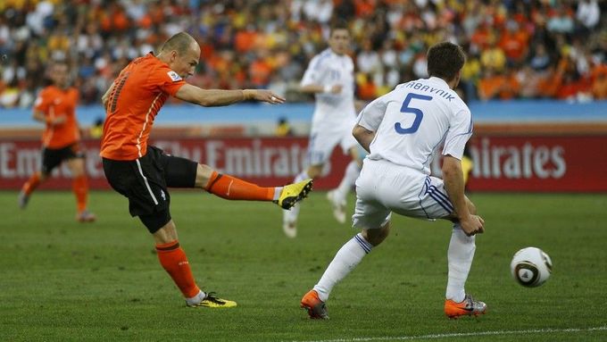 Arjen Robben střílí gól do sítě Slovenska